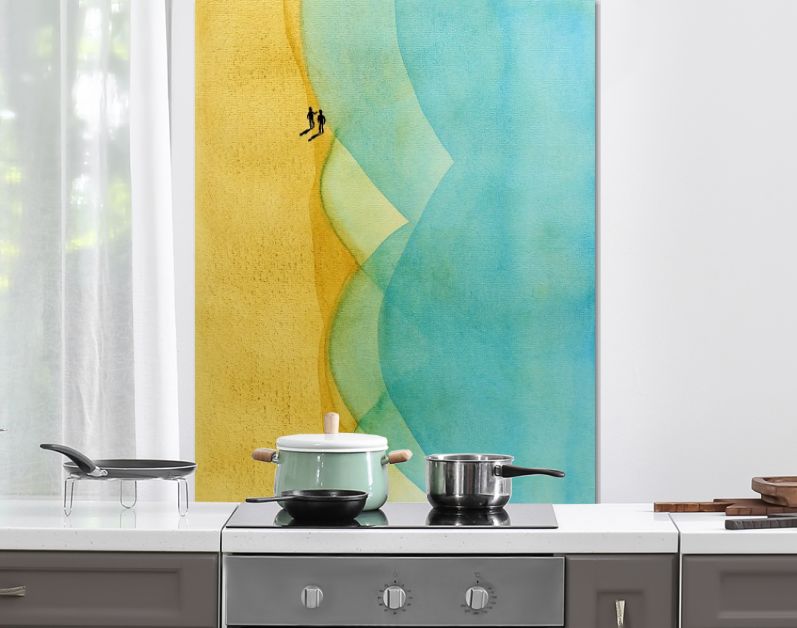 Twee wandelaars op strand bij turquoise zee