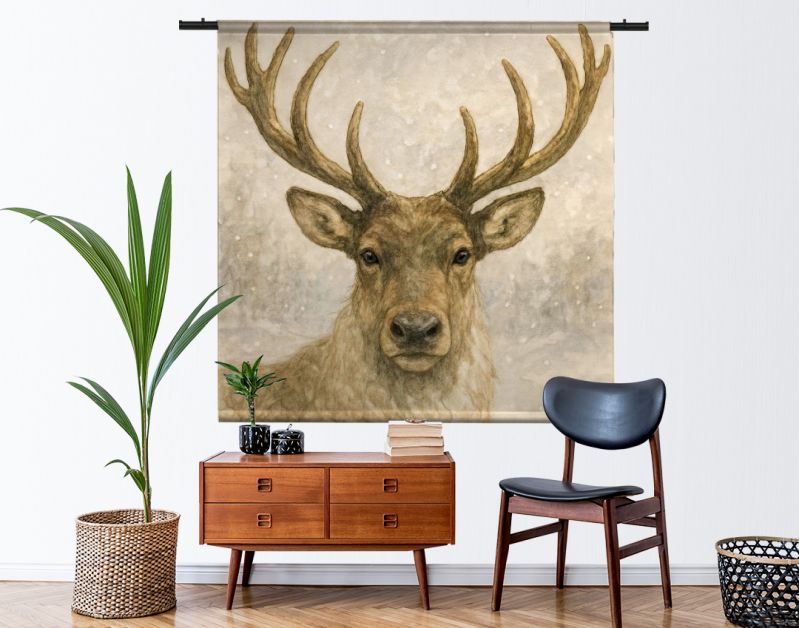 Edelhert met imposant gewei in de sneeuw