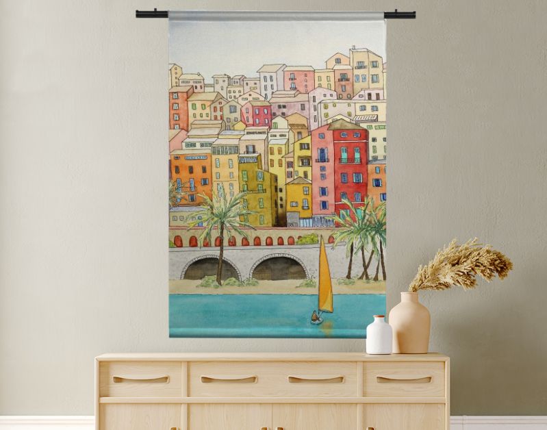 Mediterrane kuststad met zeilboot en palmbomen