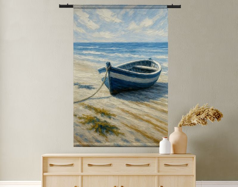 Blauwe roeiboot op rustig strand bij zee