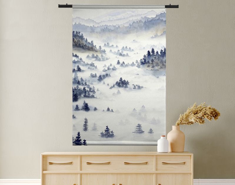 Landschap met dennenbos en ochtendmist