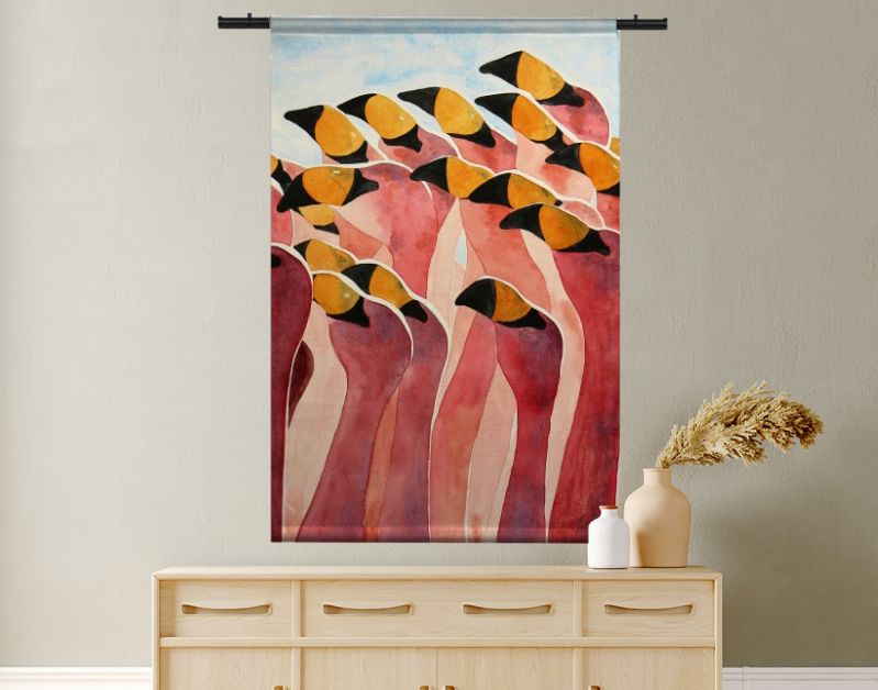 Groep flamingo’s met opgeheven koppen