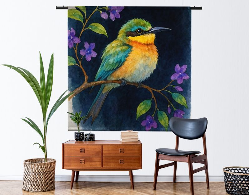 Tropische bijeneter vogel op tak met paarse bloemen