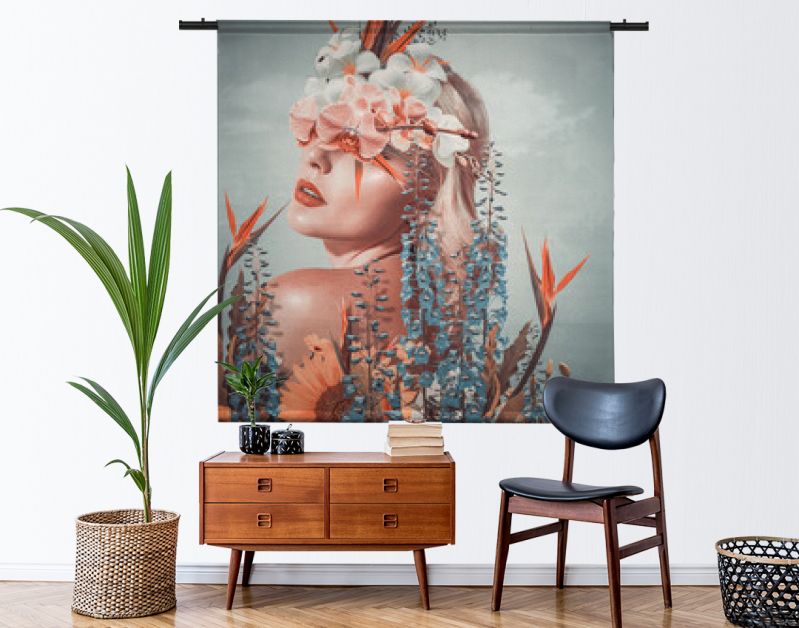 Abstracte kunstcollage van jonge vrouw met bloemen