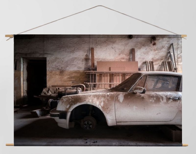 Porsche in Verlaten Garage