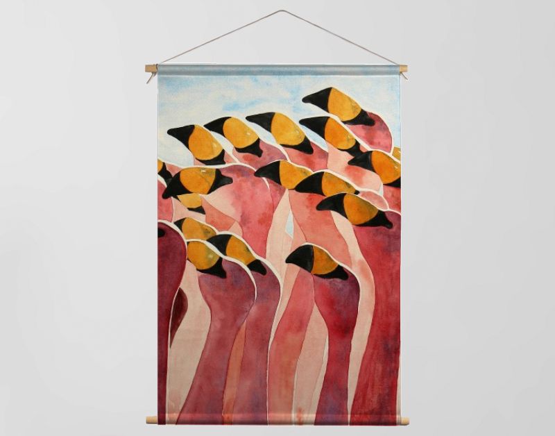 Groep flamingo’s met opgeheven koppen