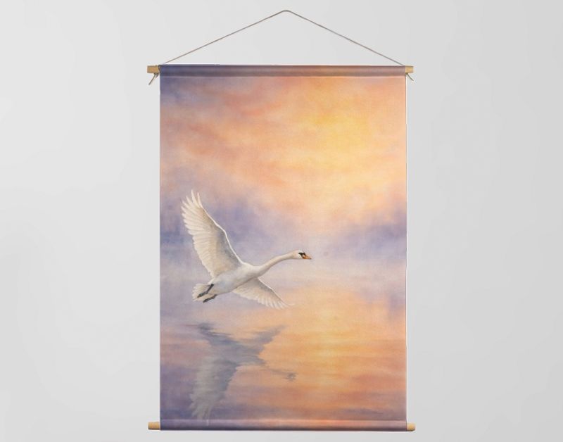 Witte zwaan in vlucht boven water bij zonsopkomst