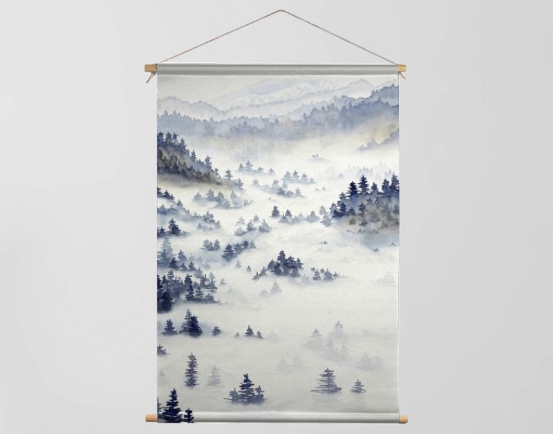 Landschap met dennenbos en ochtendmist