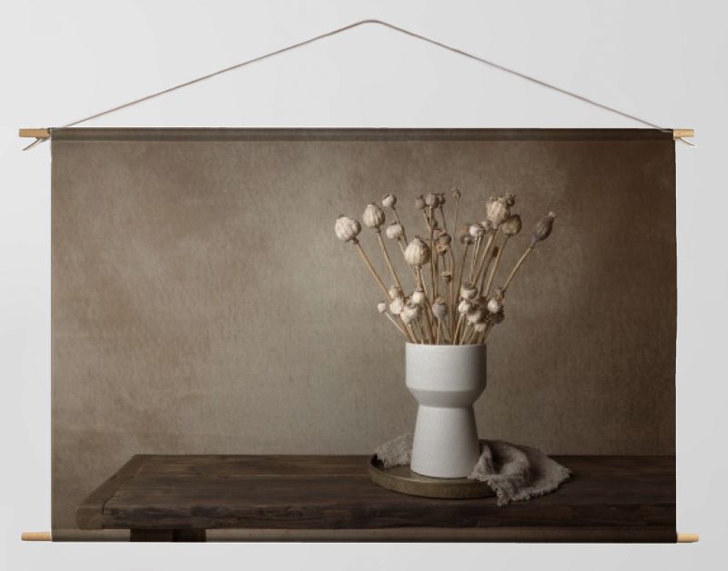 Stilleven met gedroogde papavers in witte vaas