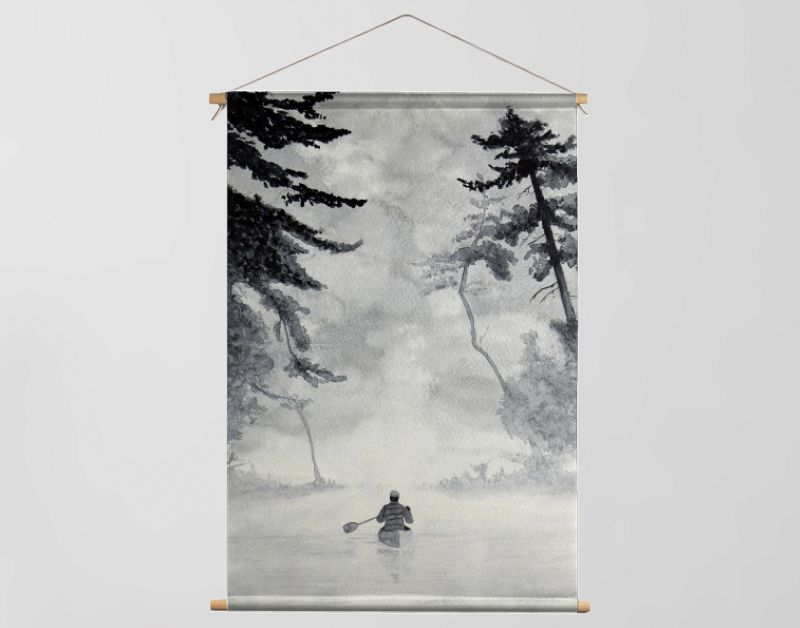 Man in kano op mistig water in boslandschap