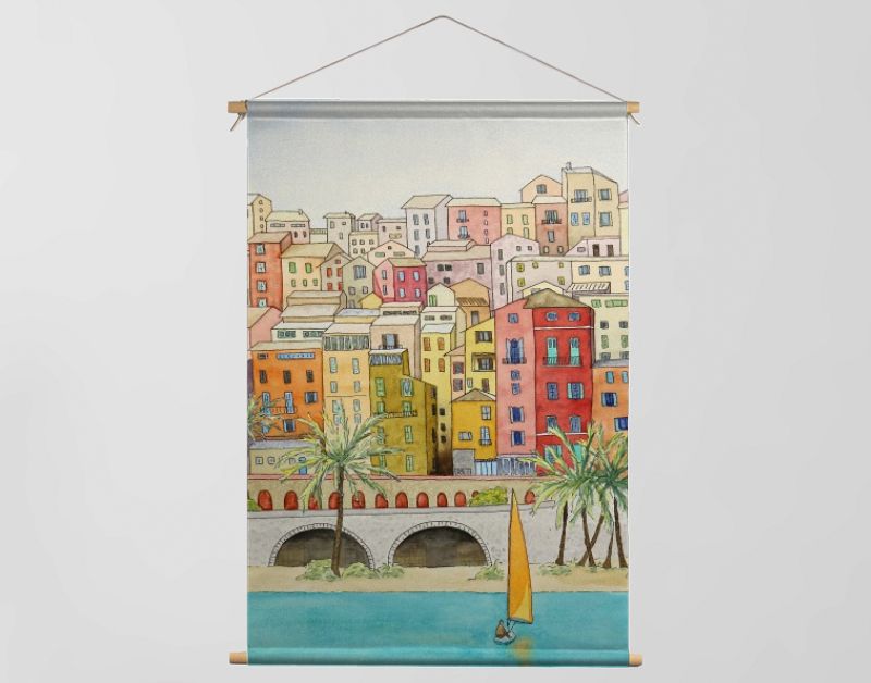 Mediterrane kuststad met zeilboot en palmbomen