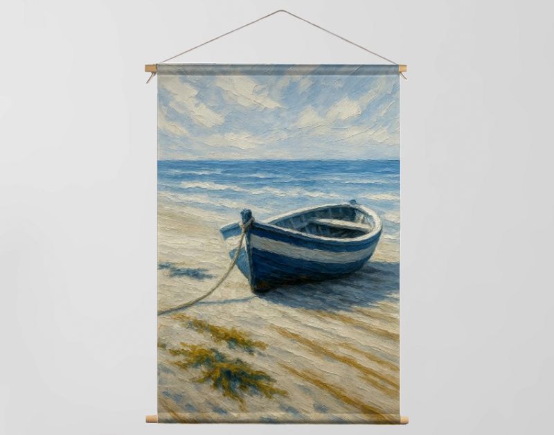 Blauwe roeiboot op rustig strand bij zee