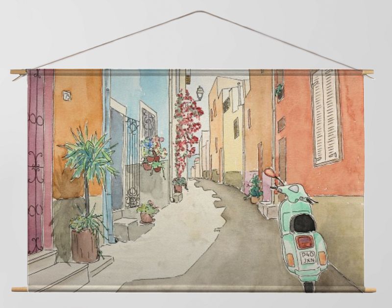 Groene scooter in smalle mediterrane straat