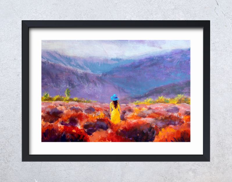 Mooi meisje in een gele jurk staat in een bloemenveld, lavendelveld. Zomers warm bloemenlandschap - acrylolieverfschilderij op canvas.