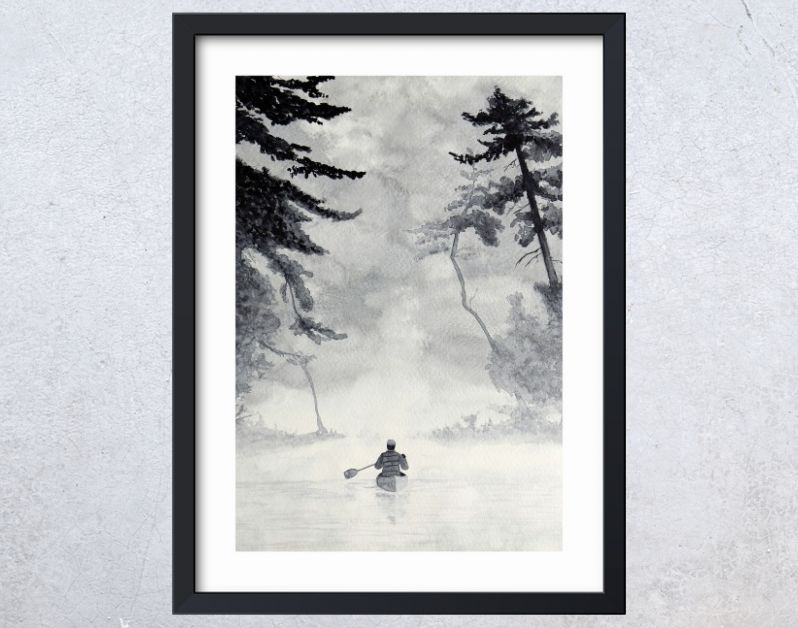 Man in kano op mistig water in boslandschap