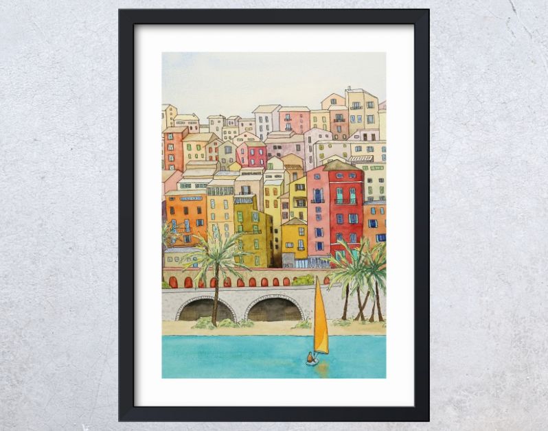 Mediterrane kuststad met zeilboot en palmbomen