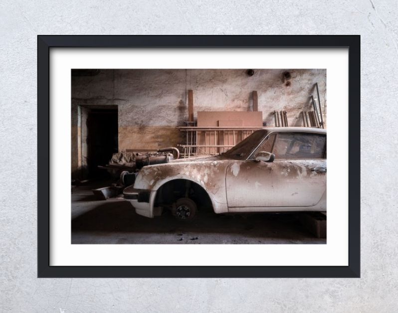 Porsche in Verlaten Garage