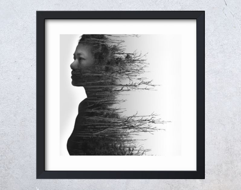 Dubbel belichtingsportret van jonge vrouw en gedroogd bos