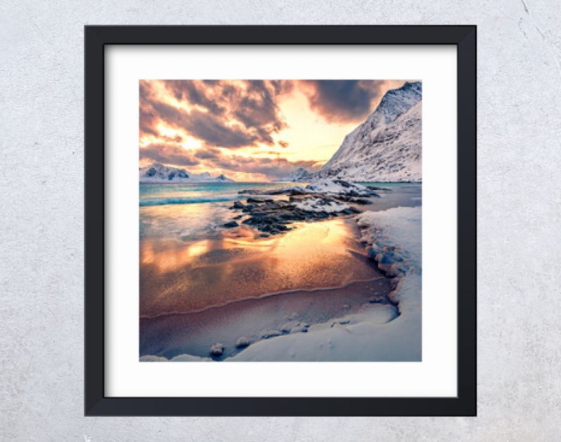 Kleurrijke de winterzonsondergang op Lofoten-eilanden, Noorwegen, Europa. Adembenemende ochtendscène van populaire toeristenbestemming - Skagsanden-strand, Flaktadoya-eiland. Ongerept winterlandschap.