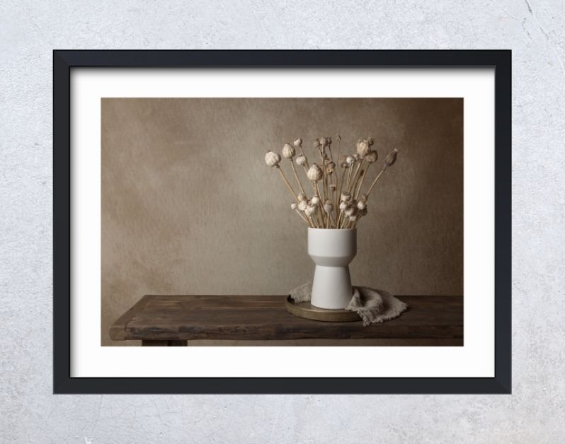 Stilleven met gedroogde papavers in witte vaas