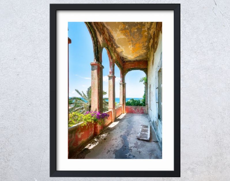 Vervallen Balkon met Tropisch Uitzicht