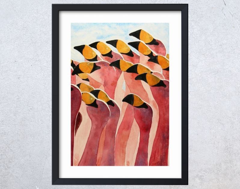 Groep flamingo’s met opgeheven koppen