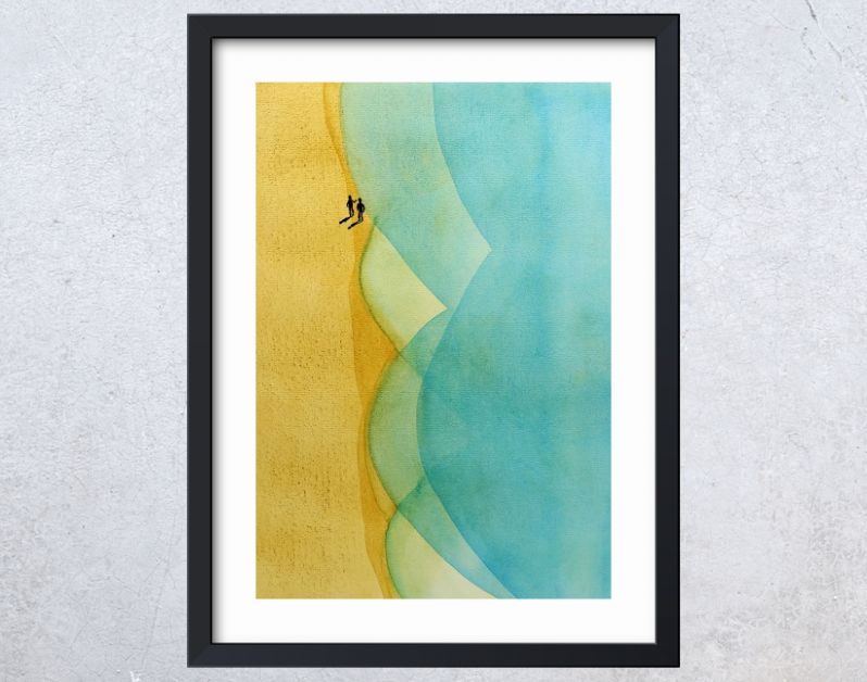 Twee wandelaars op strand bij turquoise zee