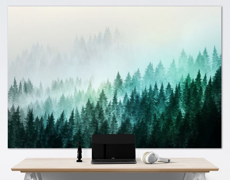 Bomen in ochtendmist. Digitaal schilderij..