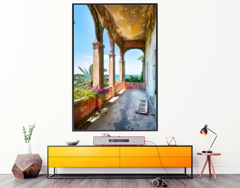 Vervallen Balkon met Tropisch Uitzicht