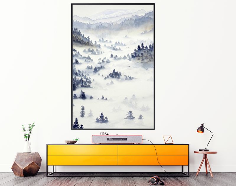 Landschap met dennenbos en ochtendmist