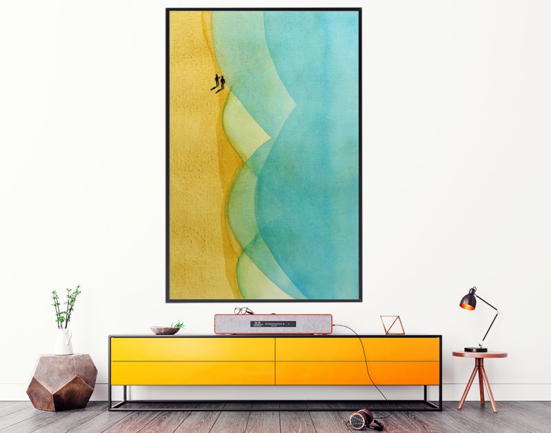 Twee wandelaars op strand bij turquoise zee