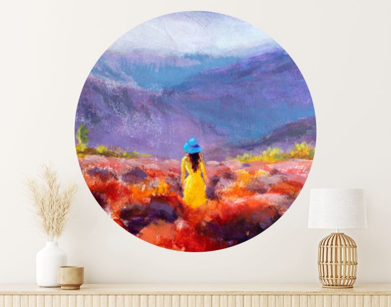 Mooi meisje in een gele jurk staat in een bloemenveld, lavendelveld. Zomers warm bloemenlandschap - acrylolieverfschilderij op canvas.