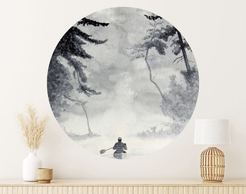 Man in kano op mistig water in boslandschap