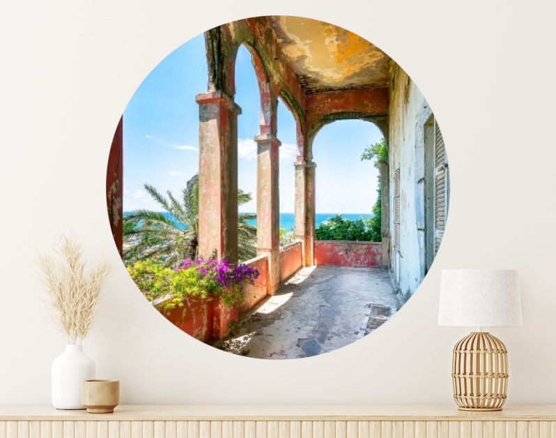 Vervallen Balkon met Tropisch Uitzicht