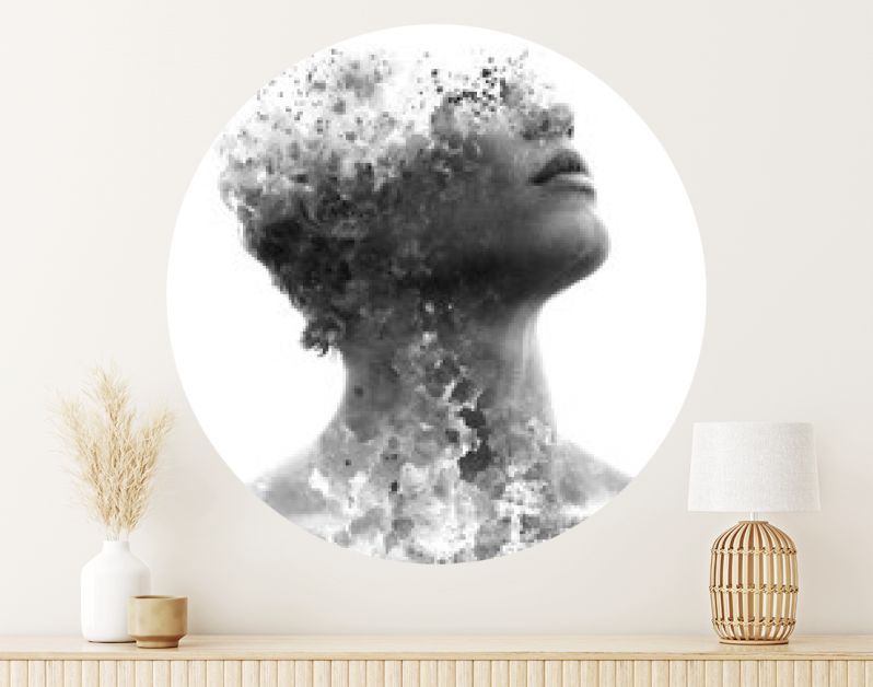 Paintografie. Dubbelbelicht portret van een aantrekkelijk model gecombineerd met handgetekende inktschildering met diepte en textuur