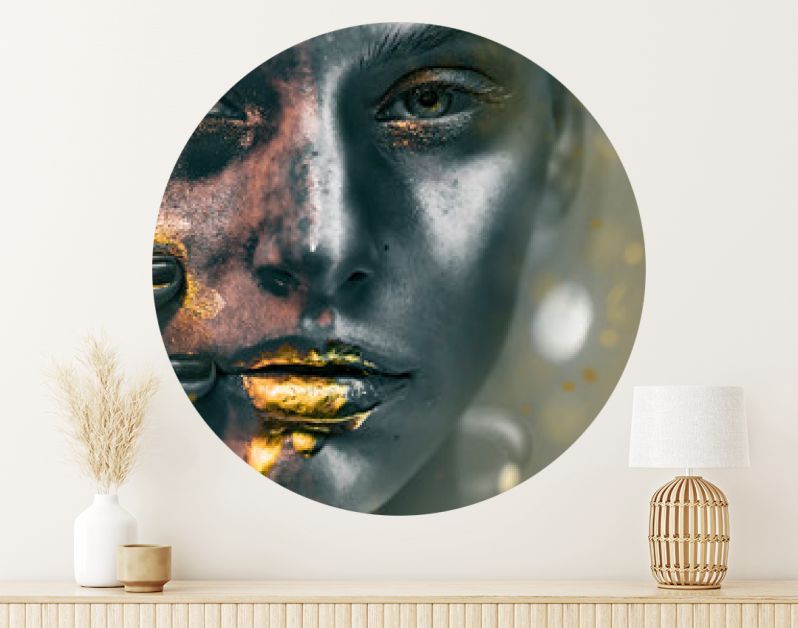 Gouden verfvlekken druipen van het gezicht, de lippen en de hand van de vrouw, lipgloss druipt van sexy lippen, gouden vloeistofdruppels op de mond van een mooi modelmeisje, gouden metalen huidmake-up. Schoonheid vrouw make-up close