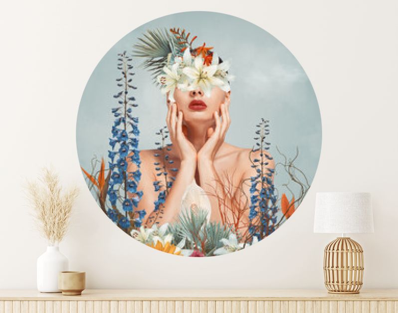 Abstracte kunstcollage van jonge vrouw met bloemen