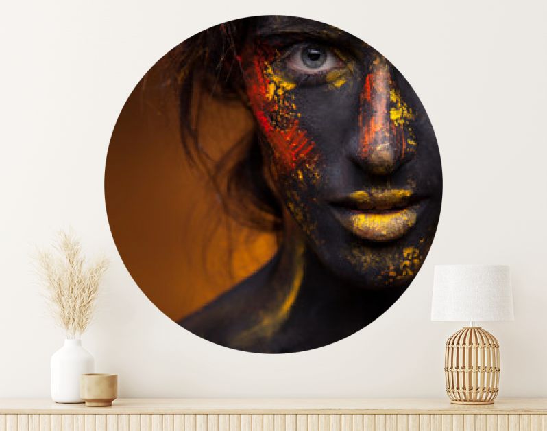 donker portret van vrouw in zwarte verf met gele vegen