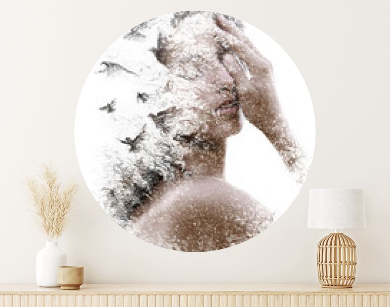 Paintografie. Double Exposure-portret van een elegante vrouw met gesloten ogen gecombineerd met handgemaakte potloodtekening van een zwerm vogels die vrij rondvliegen en lijken op uiteenvallende deeltjes van haar wezen