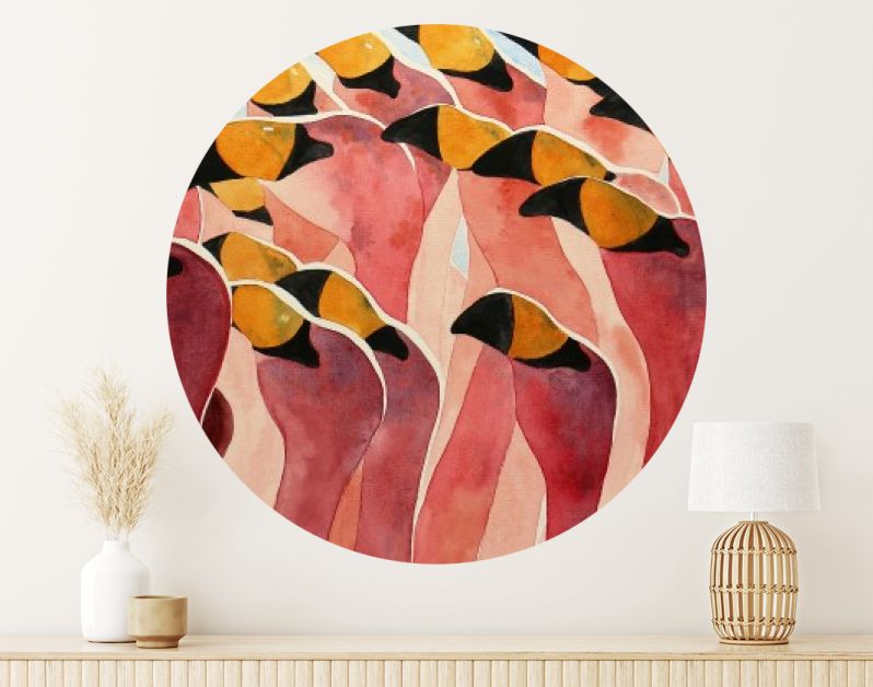 Groep flamingo’s met opgeheven koppen