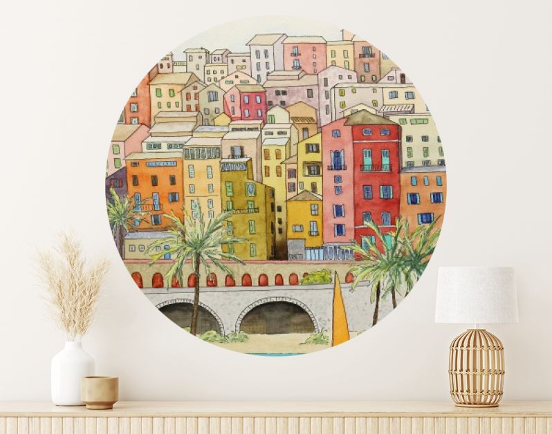 Mediterrane kuststad met zeilboot en palmbomen