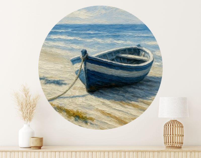 Blauwe roeiboot op rustig strand bij zee