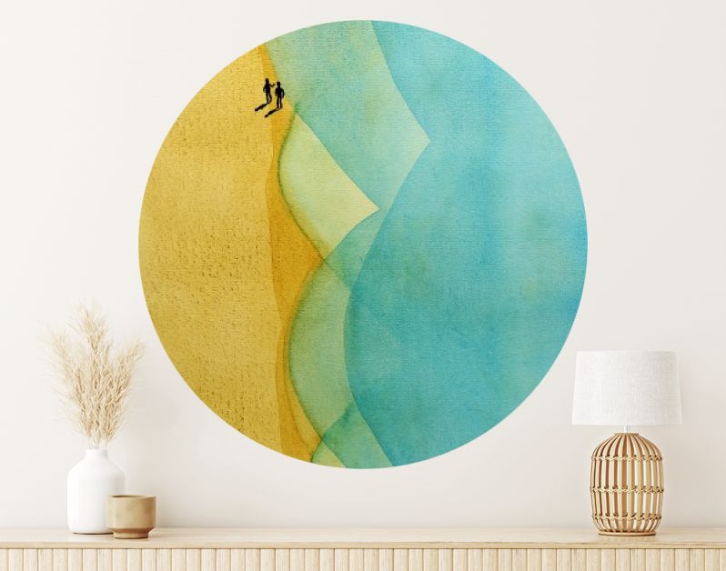 Twee wandelaars op strand bij turquoise zee