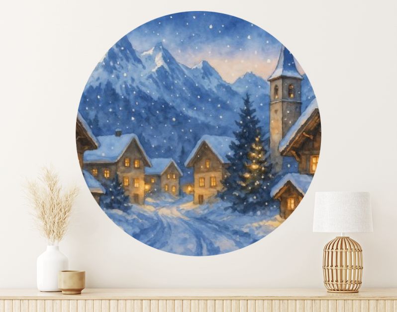 Winters Alpen­dorp met besneeuwde huizen en kerktoren