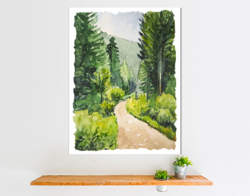 Waterverfschilderij met wild bos en pad. Inspiratie voor wandelen en reizen. Verticale ansichtkaart met landschap.