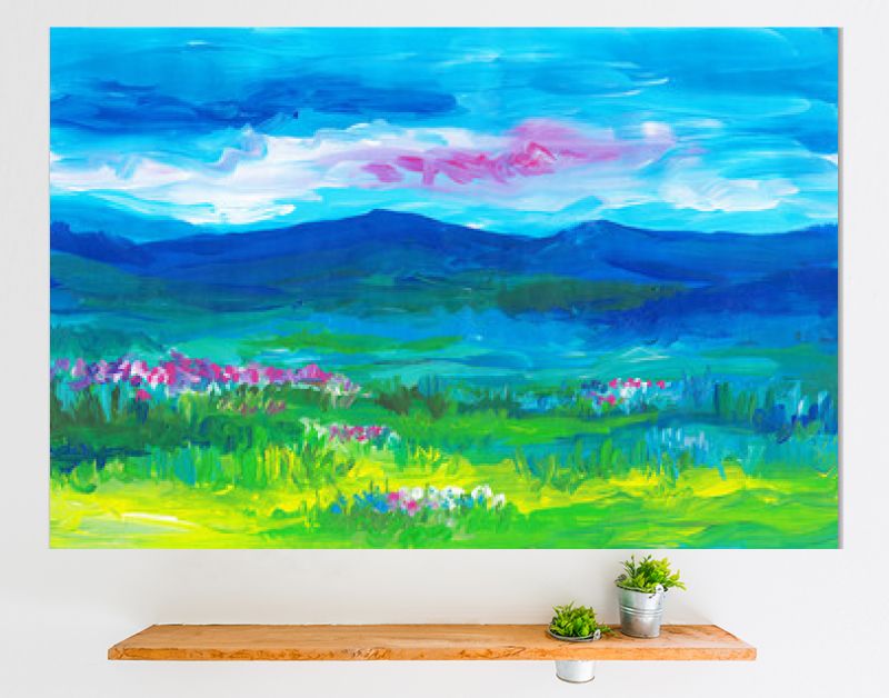 Olieverf landschap schilderij. Blauwe bergen, groene velden, roze bloemen, avondrood.