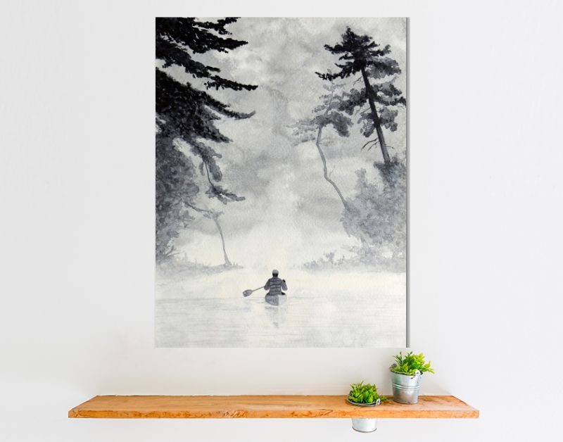 Man in kano op mistig water in boslandschap