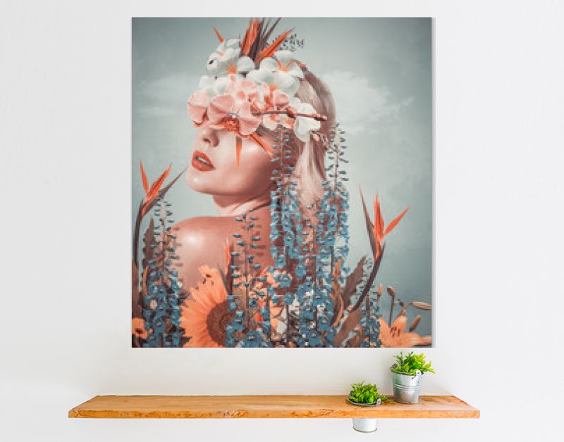 Abstracte kunstcollage van jonge vrouw met bloemen