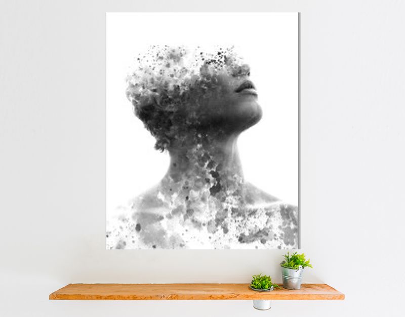 Paintografie. Dubbelbelicht portret van een aantrekkelijk model gecombineerd met handgetekende inktschildering met diepte en textuur