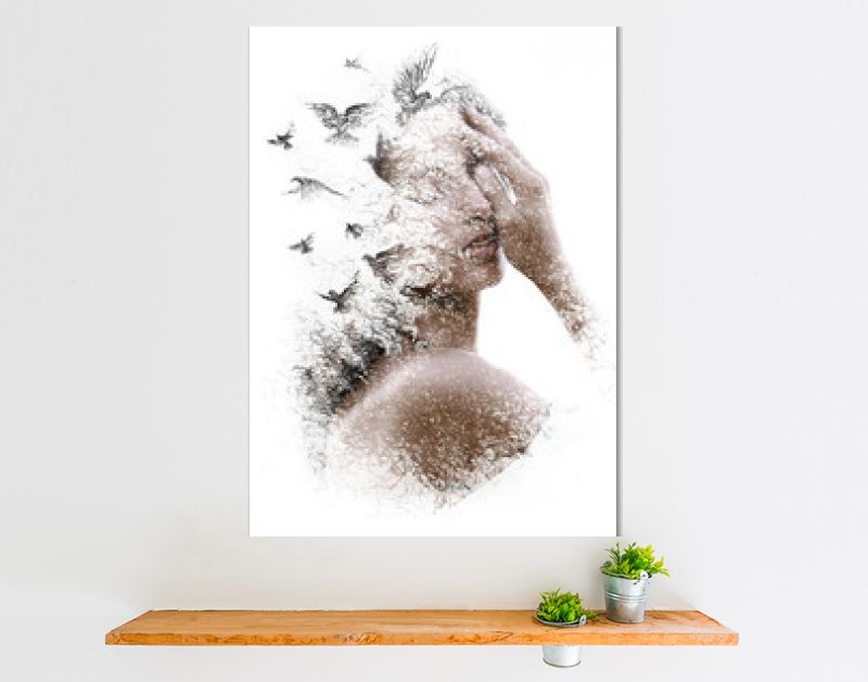 Paintografie. Double Exposure-portret van een elegante vrouw met gesloten ogen gecombineerd met handgemaakte potloodtekening van een zwerm vogels die vrij rondvliegen en lijken op uiteenvallende deeltjes van haar wezen